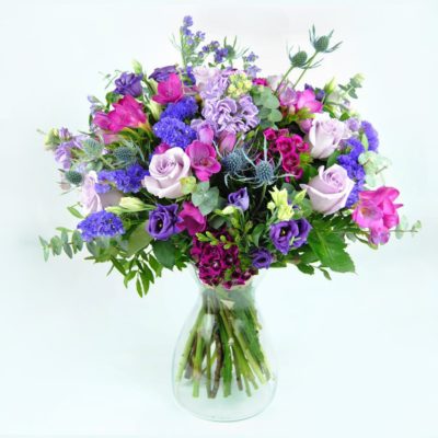 Ramo De Flores Con Fresias, Rosas Lilas, Estatice, Eryngium, Lisiantum Azul, Clavel Poeta Y Alelí Lila
