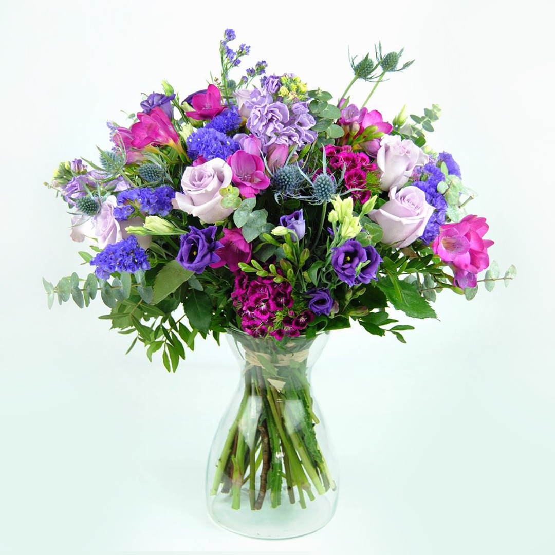 Ramo de Flores con Fresias, Rosas lilas, Estatice, Eryngium, Lisiantum azul, Clavel poeta y Alelí lila