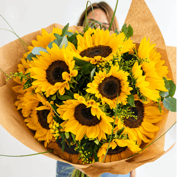 Ramo de girasoles amarillos frescos con tallos verdes