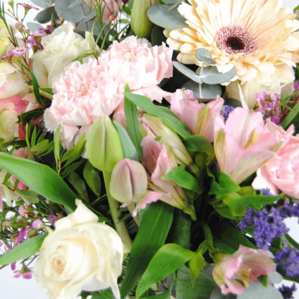Enviar Ramo De Flores Con Tulipanes, Rosas Blancas, Claveles, Gerberas Y Antirriums
