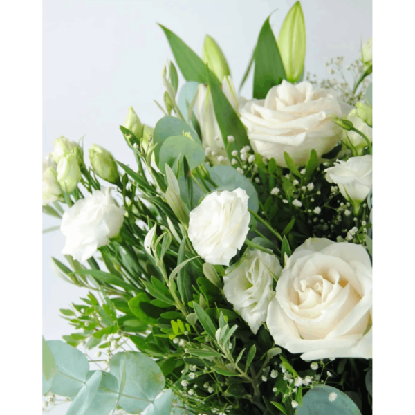 Ramo de flores con rosas blancas lirios lisantium