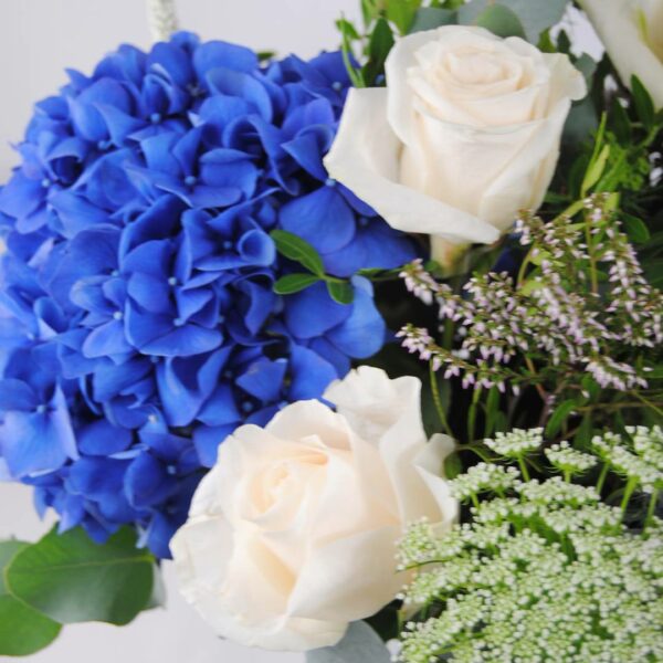 Hortensias Azules, Rosas, Eringium, Anymagus Y Eucalipto - Originalflor