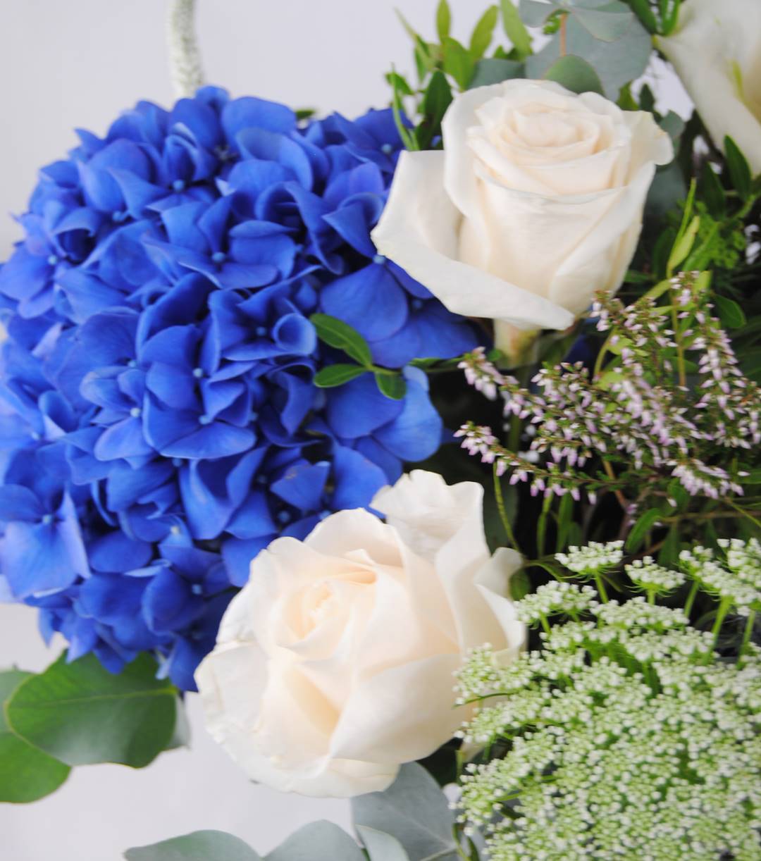 Hortensias azules, Rosas, Eringium, anymagus y eucalipto - originalflor