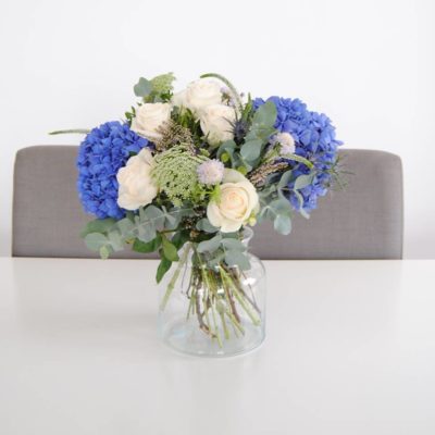 Ramo De Flores Con Hortensias Azules, Rosas, Eringium, Anymagus Y Eucalipto - Originalflor