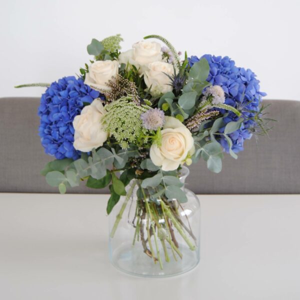 Ramo de flores de color azul y blanco con Hortensias azules, Rosas, Eringium, anymagus y eucalipto - originalflor