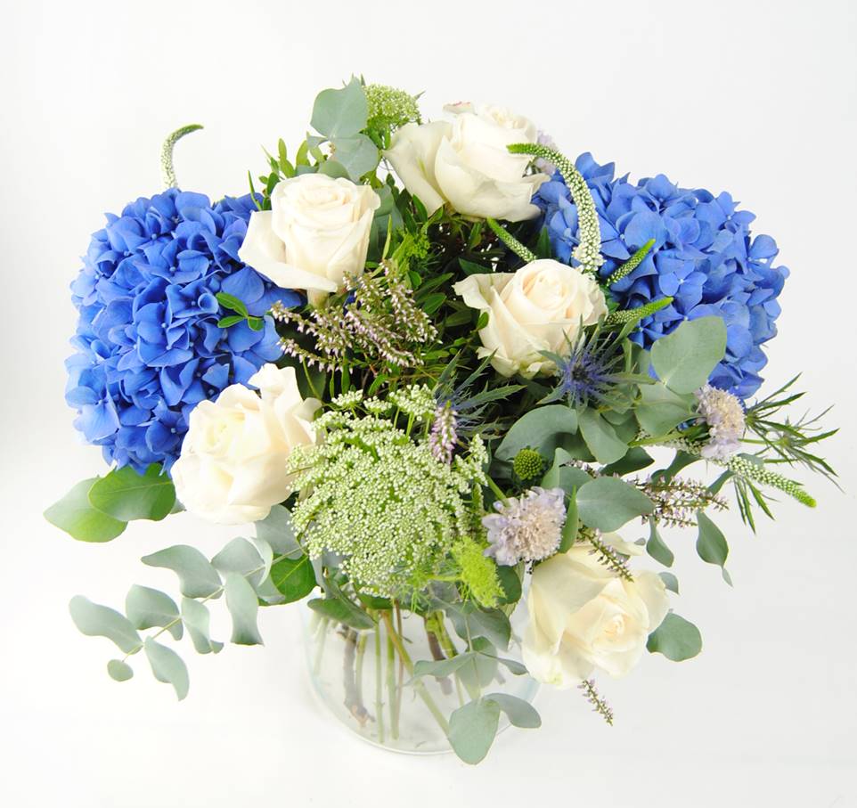 Regalar ramo de flores azul con Hortensias azules, Rosas, Eringium, anymagus y eucalipto - originalflor