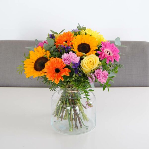 comprar ramo de flores con girasoles, gerberas fucsia, gerbera naranja, flores margarita amarilla, clavel jaspeado, rosa amarilla, rosa fucsia, estatice azul, eucalipto - originalflor