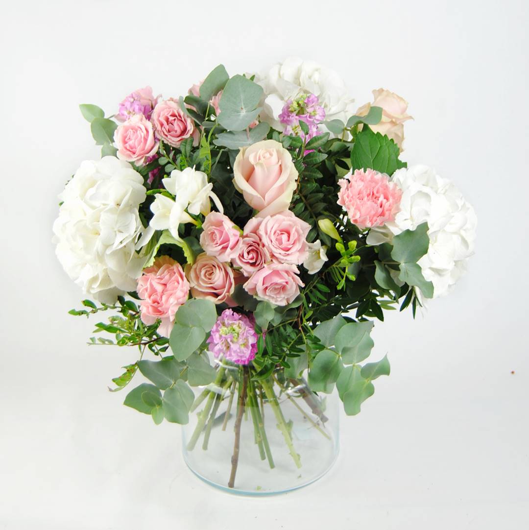 flores hortensia blancas, flores de rosa pitiminí rosa, rosas rosa, aleli, clavel rosa, fresia blanca, Eucalipto - originalflor