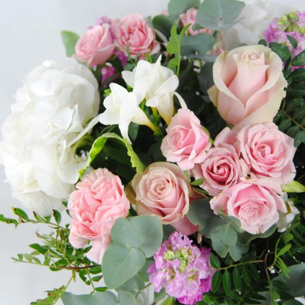 Ramo De Flores Con Hortensia Blancas, Flores De Rosa Pitiminí Rosa, Rosas Rosa, Aleli, Clavel Rosa, Fresia Blanca, Eucalipto - Originalflor
