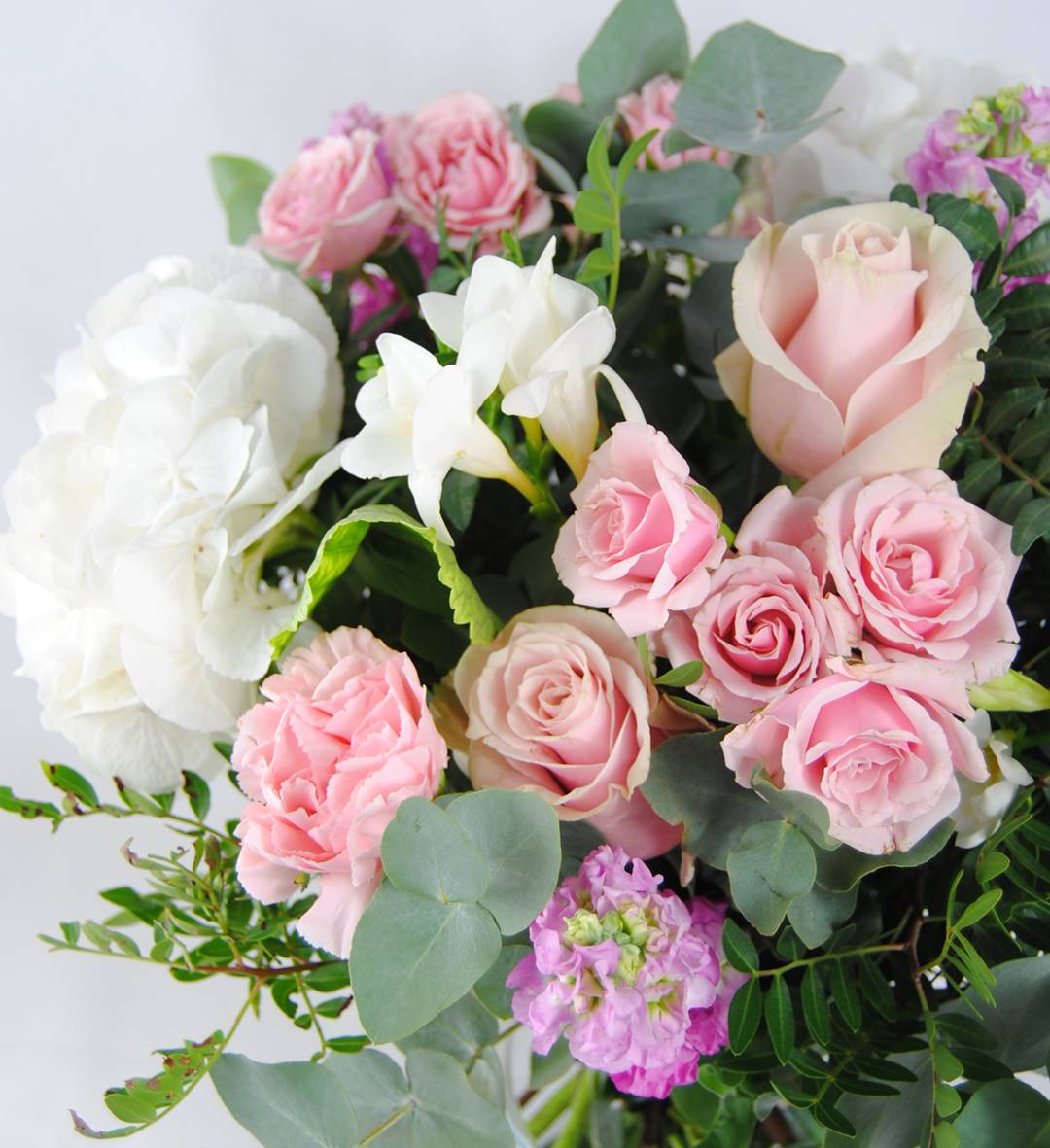 ramo de flores con hortensia blancas, flores de rosa pitiminí rosa, rosas rosa, aleli, clavel rosa, fresia blanca, Eucalipto - originalflor