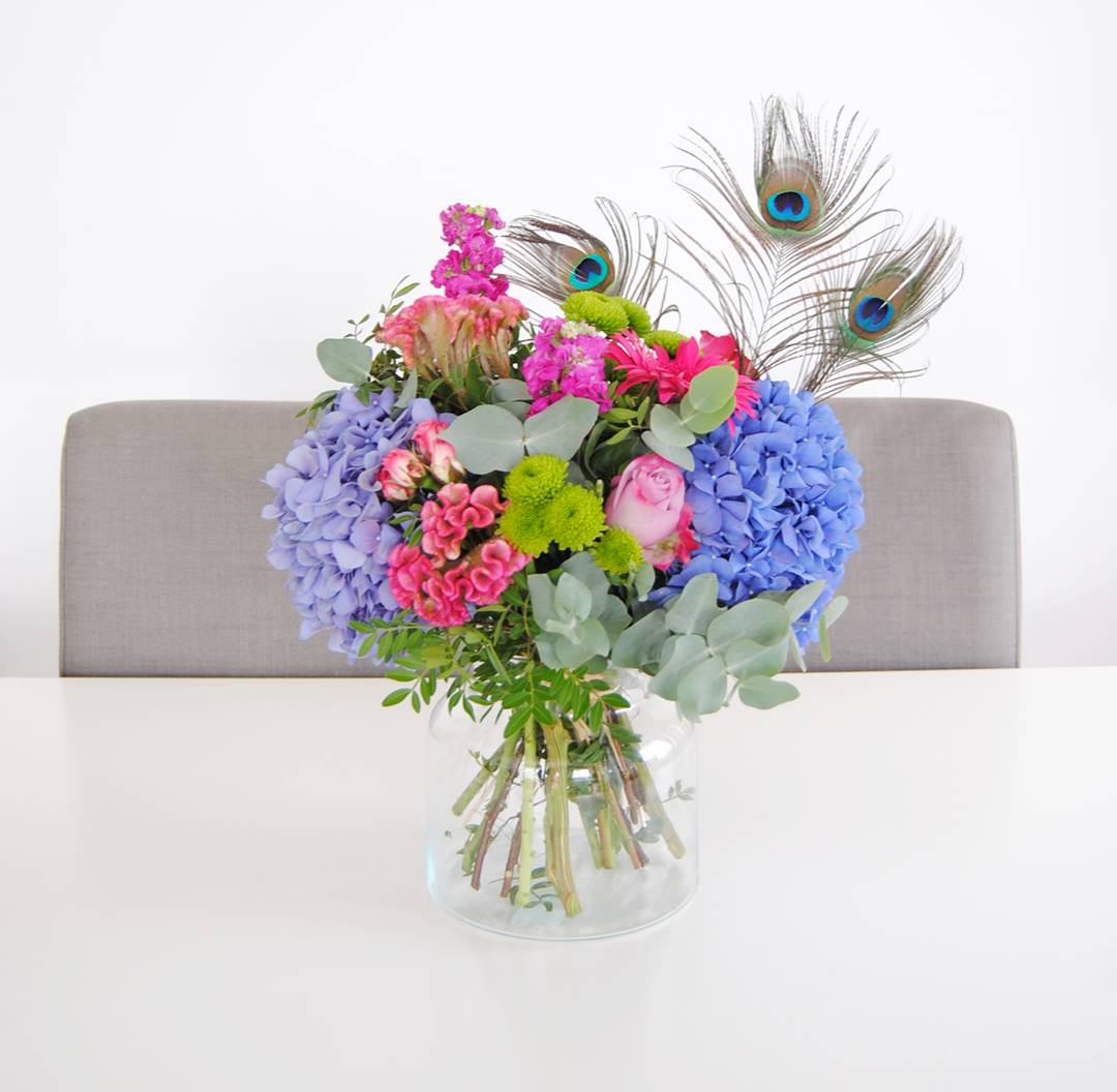 ramo de flores con hortensias azules, celosia, flores de rosa pitimini, aleli, flores de baloon verde, gerbera fucsia, rosa lilia, plumas de pavo real - originalflor