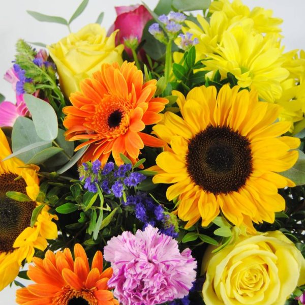 ramos de flores - girasoles, gerberas fucsia, gerbera naranja, flores margarita amarilla, clavel jaspeado, rosa amarilla, rosa fucsia, estatice azul, eucalipto