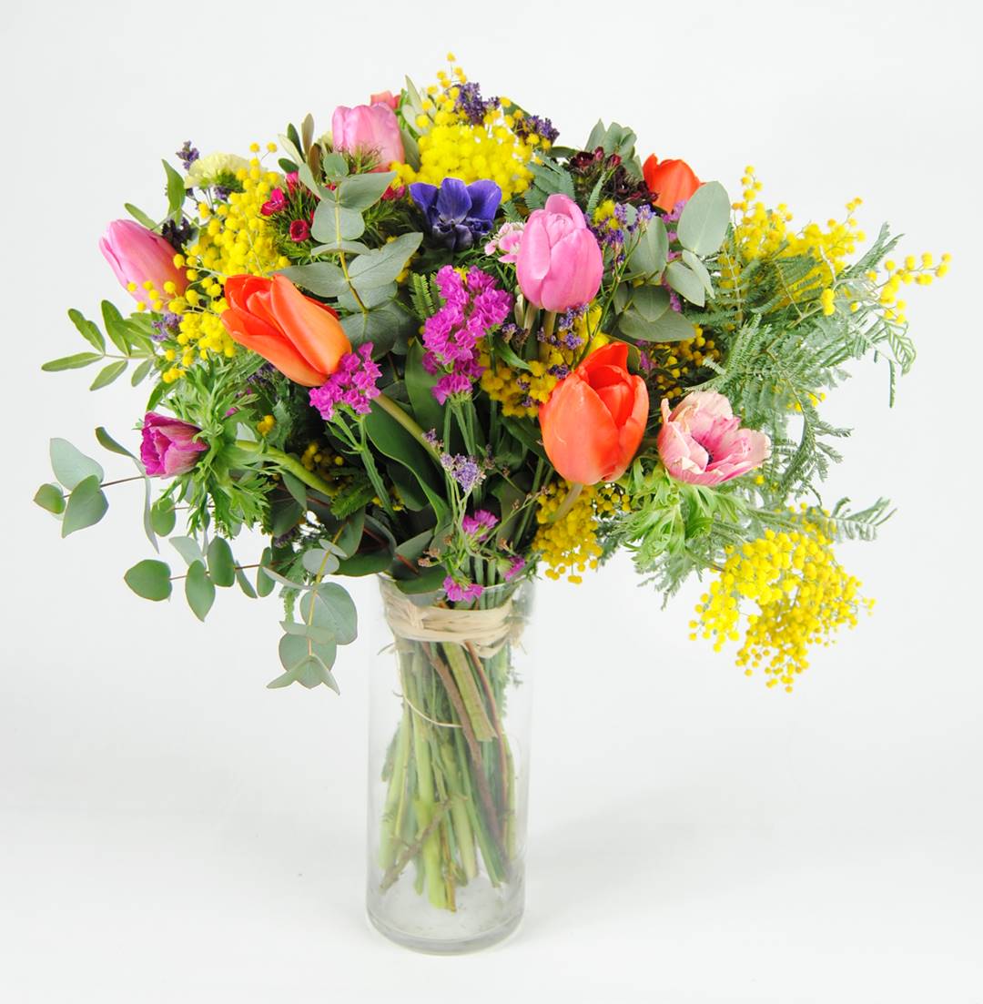 Bouquet flores con mimosa, tulipanes, Anemonas, clavel poeta, limonium, estatice, eucalipto y lentisco