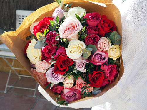 Flores San Valentín Ramo de rosas rojas, rosas, blancas, eucalipto, dantisco, olivo