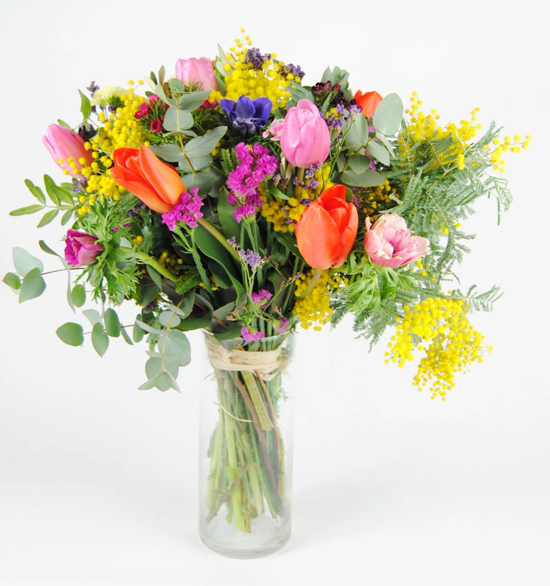 Flores con mimosa, tulipanes, Anemonas, clavel poeta, limonium, estatice, eucalipto y lentisco