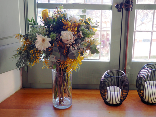 Ramo de flores Country Fragance con Gerberas blancas, rosas amarillas, rosas blancas, Mimosas, Animagus, Flor de cera blanca y Eucaliptos