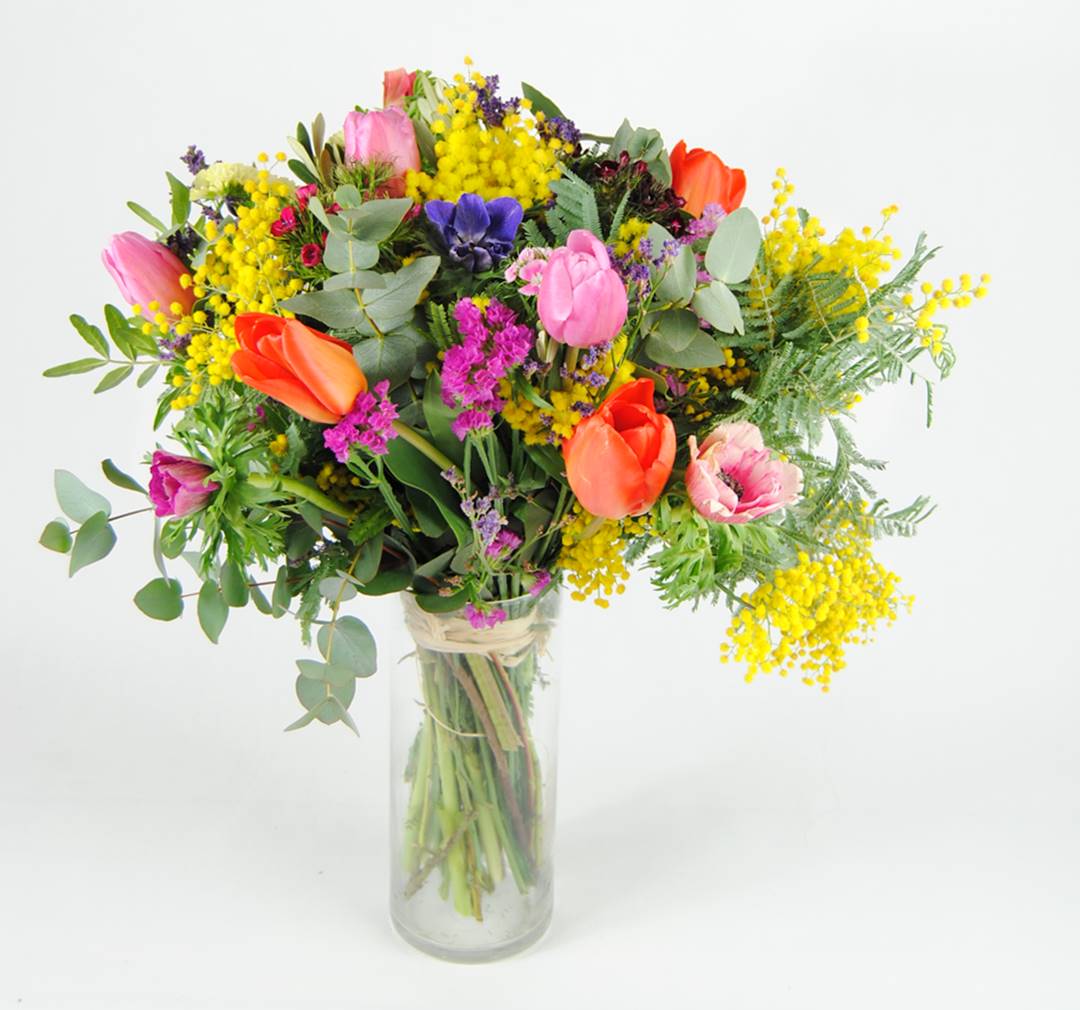 Ramo de flores con mimosa, tulipanes, Anemonas, clavel poeta, limonium, estatice, eucalipto y lentisco