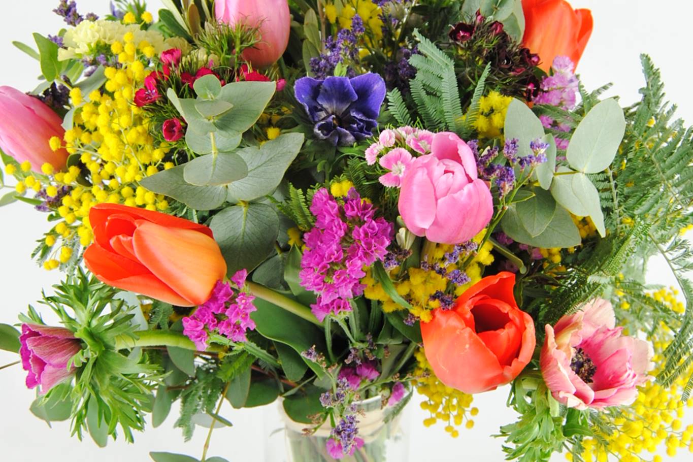 Ramos de flores con mimosa, tulipanes, Anemonas, clavel poeta, limonium, estatice, eucalipto y lentisco