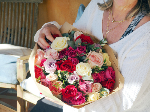 Rosas para San Valentín - Ramo de rosas rojas, rosas, blancas, eucalipto, dantisco, olivo