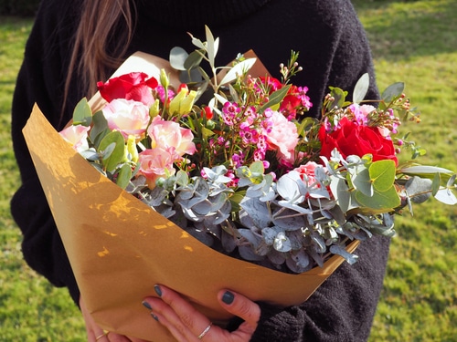 Ramo de flores West Side Story - rosas rojas, claveles, hipericum, flor de cera, estatice, eucalipto, dentisco
