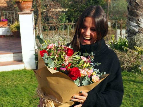 Ramo De Flores West Side Story - Rosas Rojas, Claveles, Hipericum, Flor De Cera, Estatice, Eucalipto, Dentisco