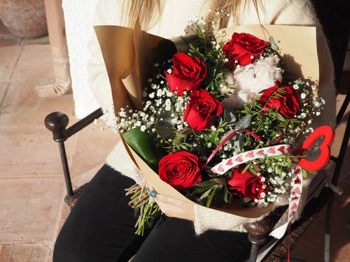 Por qué regalar rosas en San Valentín: El símbolo del amor y la pasión -  Originalflor