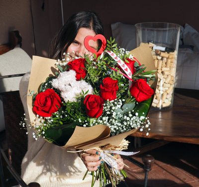 Ramo De Flores Con Rosas Rojas Con Paniculata