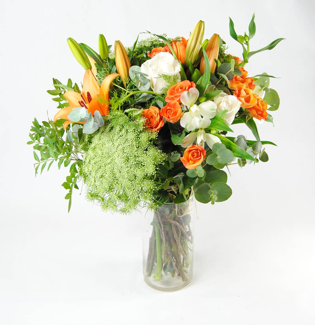 Comprar Ramo de flores con Animagus, Ramificada naranja (20 flores), Rosas blancas, Astromelia blanca, Lilium naranja - Orange & White