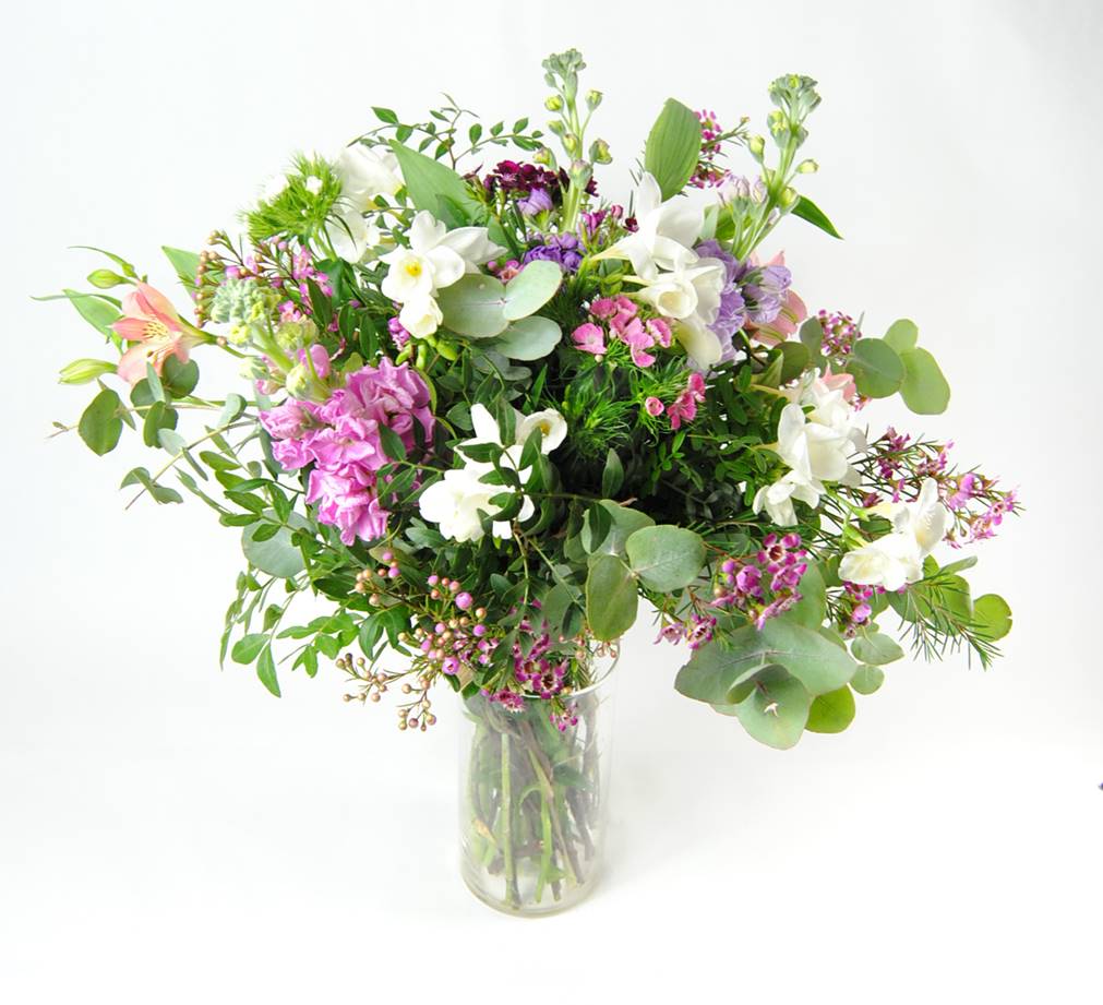 Comprar ramo de flores con Alelis, Fresia blanca, Clavel Poeta, Astromelia, Flor de Cera