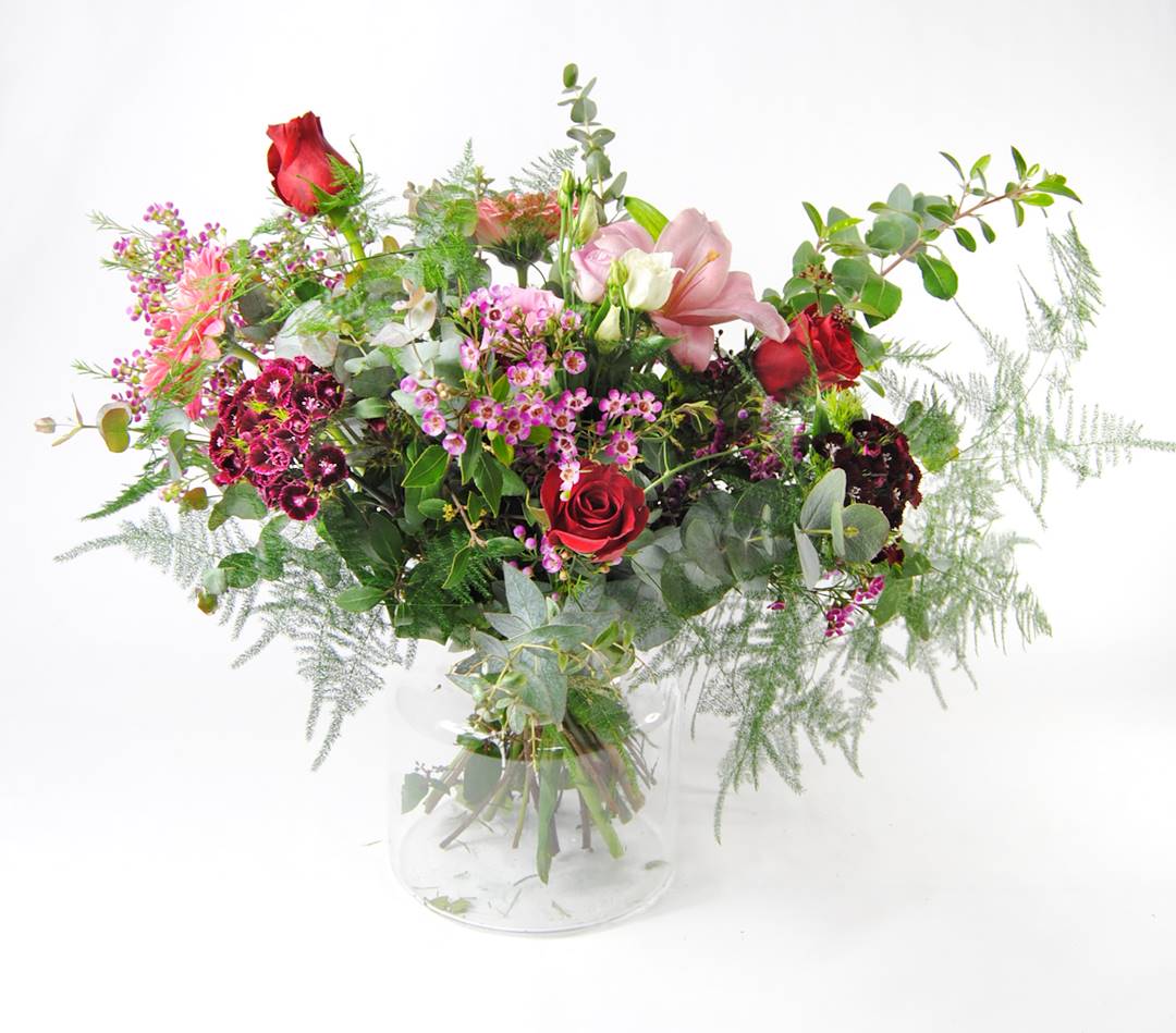 Enviar Ramo de flores con aleli rosa, astromelia, clavel fucsia, rosa pitimini fucsia, rosas lilas, romero y esparreguera - Originalflor