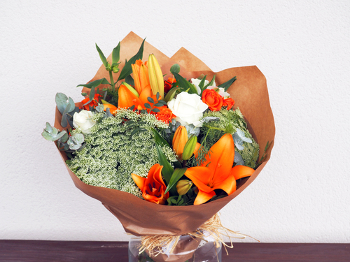 Ramo de flores con Animagus, Ramificada naranja (20 flores), Rosas blancas, Astromelia blanca, Lilium naranja