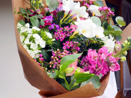 Ramo de flores con Alelis, Fresia blanca, Clavel Poeta, Astromelia, Flor de Cera