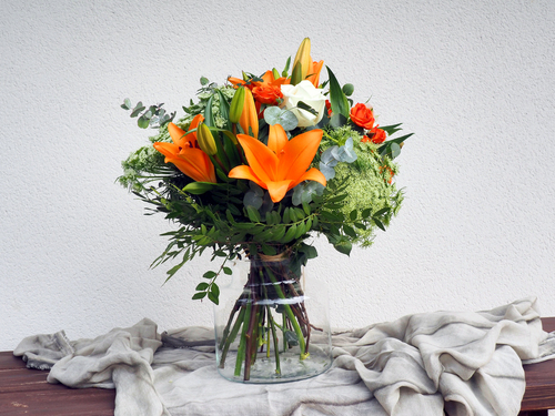 Ramo de flores con Animagus, Ramificada naranja (20 flores), Rosas blancas, Astromelia blanca, Lilium naranja
