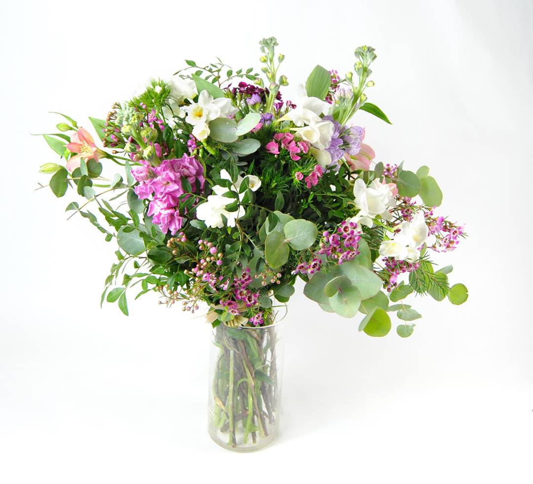 Ramo de flores con Alelis, Fresia blanca, Clavel Poeta, Astromelia, Flor de Cera