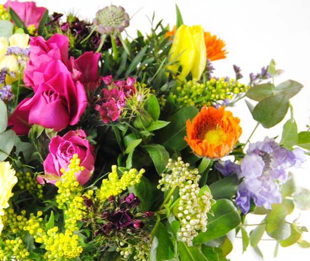 Ramo de flores con Tulipanes, Caléndulas, Clavel, Ramificada fucsia, Limonium, Escabiosa y clavel poeta - Funny