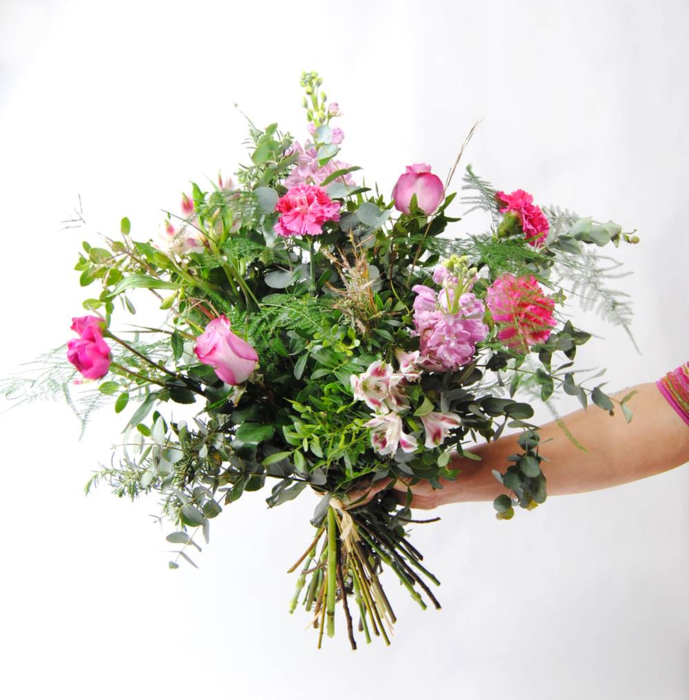 Ramo de flores con alelí, astromelia, clavel fucsia, ramificada fucsia, rosa lila, romero y esparreguera - Originalflor