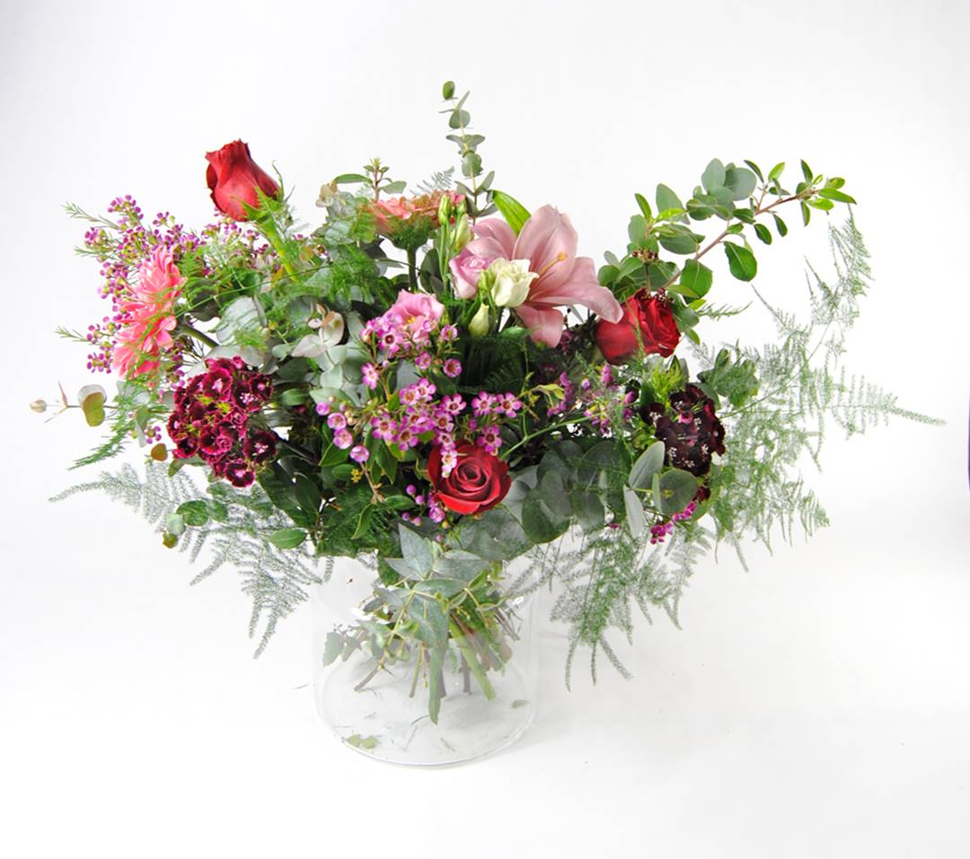 Ramo de flores con aleli rosa, astromelia, clavel fucsia, rosa pitimini fucsia, rosas lilas, romero y esparreguera - Originalflor