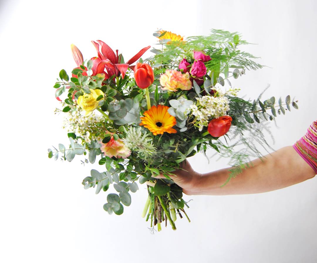 Reglar ramo de flores con lilium rojo, gerbera, clavel, renaculo, tulipa, ramificada, flor de cera, romero - Originalflor