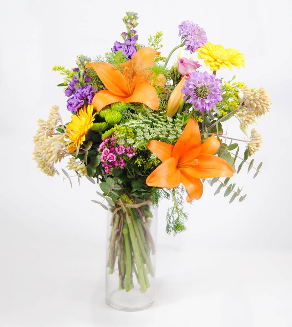 Ramo de flores con lilium naranja, flores lisiantum rosa, gerbera amarilla, poeta, escabiosa, baloon