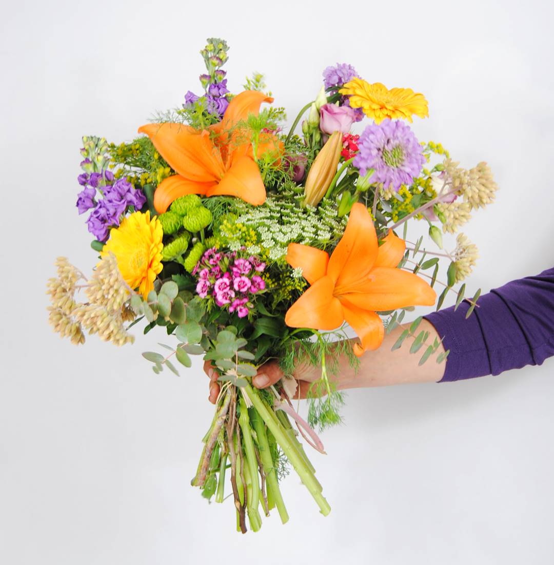 Ramo de flores con lilium naranja, flores lisiantum rosa, gerbera amarilla, poeta, escabiosa, baloon, crasas, solidago, aleli