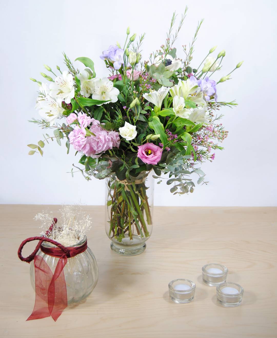 ramo de fresias, alstromelias, flor de cera, lisantum, clavel poeata y anemonas