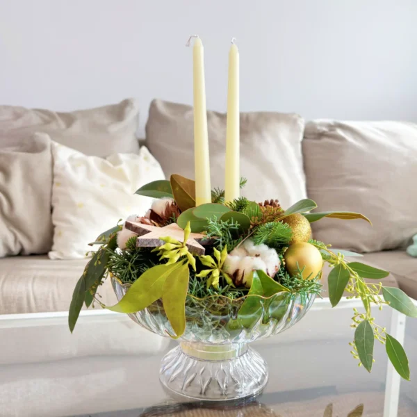 centro navideño dorado con velas